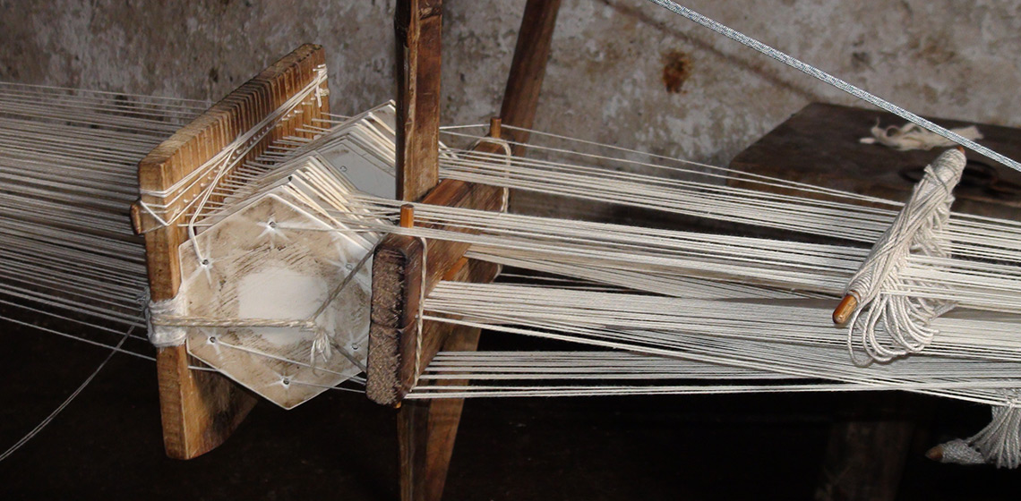 The set-up of the warp showing the threaded tablets and the positioning of the warp threads to give two open sheds for the top and bottom layers of the tabby tube. (Image: Dominique Brocard) 