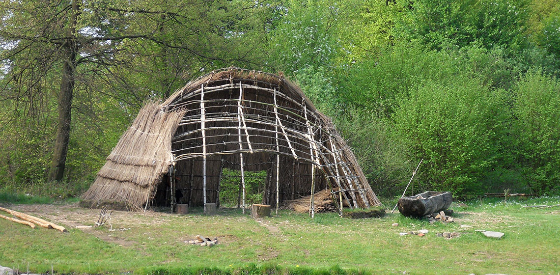 Experience with Building Mesolithic Huts in the Stone Age Park Dithmarschen  in 2014